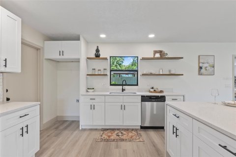 House in Temple Terrace, Florida 4 bedrooms, 203.18 sq.m. № 1884732 - photo 5