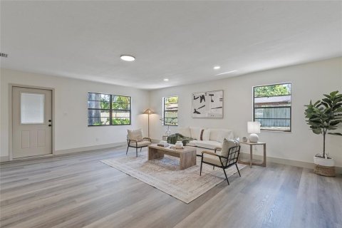 House in Temple Terrace, Florida 4 bedrooms, 203.18 sq.m. № 1884732 - photo 19
