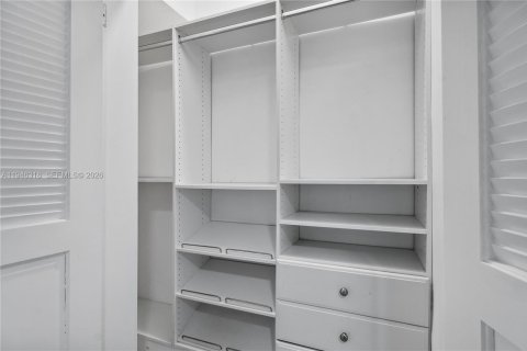 House in Miami Beach, Florida 2 bedrooms, 97.55 sq.m. № 2002749 - photo 11