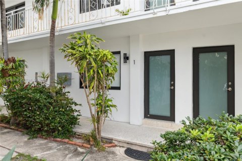 House in Miami Beach, Florida 2 bedrooms, 97.55 sq.m. № 2002749