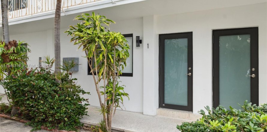 House in Miami Beach, Florida 2 bedrooms, 97.55 sq.m. № 2002749