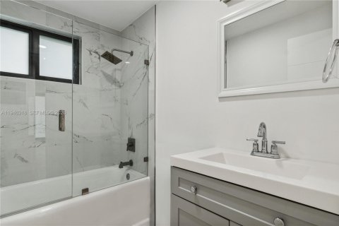 House in Miami Beach, Florida 2 bedrooms, 97.55 sq.m. № 2002749 - photo 5