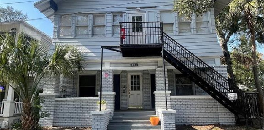 Commercial property in Saint Petersburg, Florida 4 bedrooms, 161.28 sq.m. № 1571892