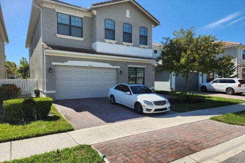 House in Coral Springs, Florida 4 bedrooms, 299.42 sq.m. № 2017474