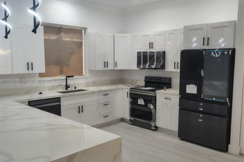 Купить виллу или дом в Вест-Парк, Флорида 4 спальни, № 1970432 - фото 8