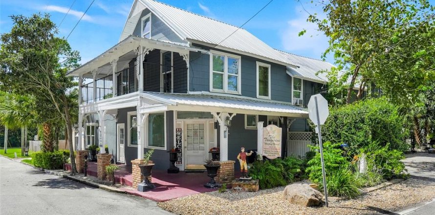 Commercial property in Mount Dora, Florida 9 bedrooms, 378.3 sq.m. № 2391513