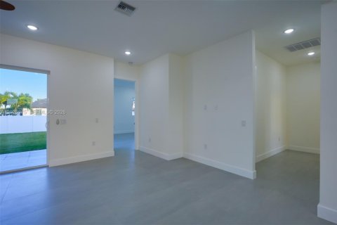 House in Cape Coral, Florida 3 bedrooms, 182.55 sq.m. № 2186458 - photo 12