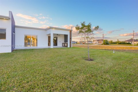 House in Cape Coral, Florida 3 bedrooms, 182.55 sq.m. № 2186458 - photo 27