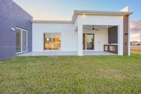 House in Cape Coral, Florida 3 bedrooms, 182.55 sq.m. № 2186458 - photo 25