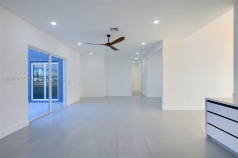 House in Cape Coral, Florida 3 bedrooms, 182.55 sq.m. № 2186458 - photo 9
