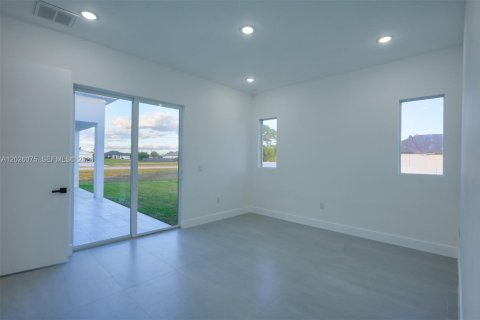 House in Cape Coral, Florida 3 bedrooms, 182.55 sq.m. № 2186458 - photo 10