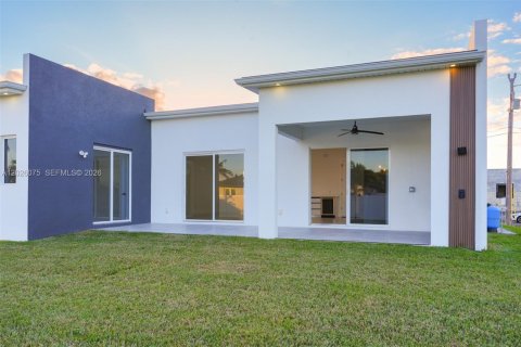 House in Cape Coral, Florida 3 bedrooms, 182.55 sq.m. № 2186458 - photo 29