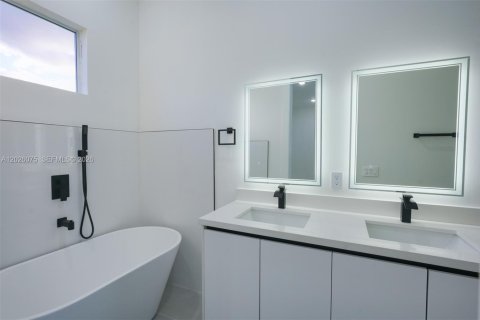House in Cape Coral, Florida 3 bedrooms, 182.55 sq.m. № 2186458 - photo 14