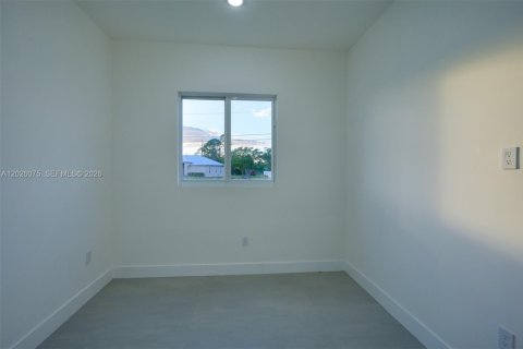 House in Cape Coral, Florida 3 bedrooms, 182.55 sq.m. № 2186458 - photo 19