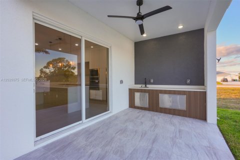 House in Cape Coral, Florida 3 bedrooms, 182.55 sq.m. № 2186458 - photo 24