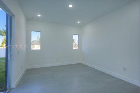 House in Cape Coral, Florida 3 bedrooms, 182.55 sq.m. № 2186458 - photo 11