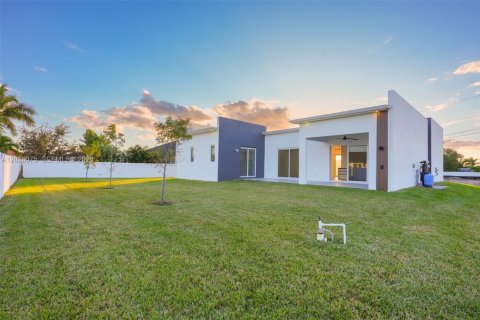 House in Cape Coral, Florida 3 bedrooms, 182.55 sq.m. № 2186458 - photo 28