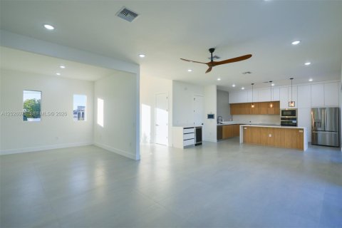 House in Cape Coral, Florida 3 bedrooms, 182.55 sq.m. № 2186458 - photo 5