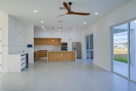 House in Cape Coral, Florida 3 bedrooms, 182.55 sq.m. № 2186458 - photo 6