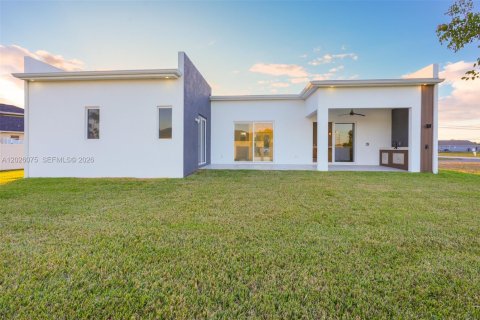 House in Cape Coral, Florida 3 bedrooms, 182.55 sq.m. № 2186458 - photo 26