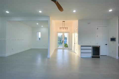 House in Cape Coral, Florida 3 bedrooms, 182.55 sq.m. № 2186458 - photo 22