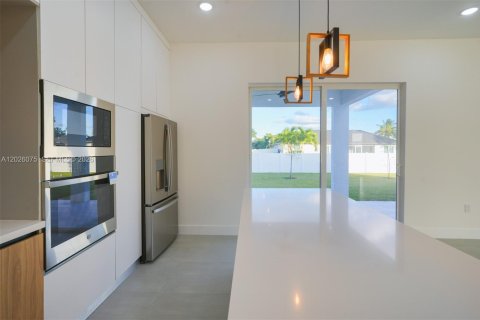 House in Cape Coral, Florida 3 bedrooms, 182.55 sq.m. № 2186458 - photo 8