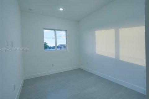 House in Cape Coral, Florida 3 bedrooms, 182.55 sq.m. № 2186458 - photo 17