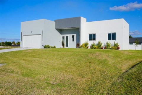 House in Cape Coral, Florida 3 bedrooms, 182.55 sq.m. № 2186458 - photo 16