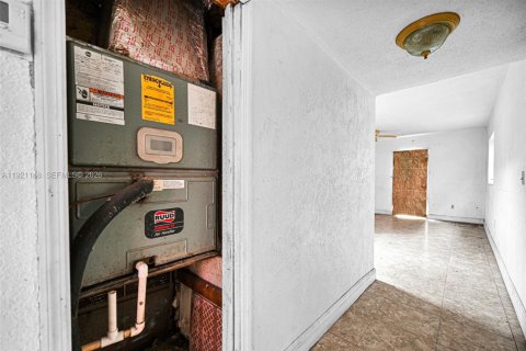 Casa en venta en Hialeah, Florida, 3 dormitorios, 174.75 m2 № 1999014 - foto 19