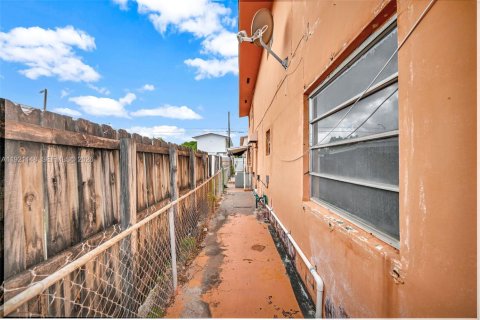 Casa en venta en Hialeah, Florida, 3 dormitorios, 174.75 m2 № 1999014 - foto 4