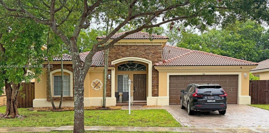 House in Homestead, Florida 4 bedrooms, 178.47 sq.m. № 1878589