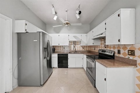 Villa ou maison à vendre à Palm Harbor, Floride: 2 chambres, 107.21 m2 № 2284823 - photo 10