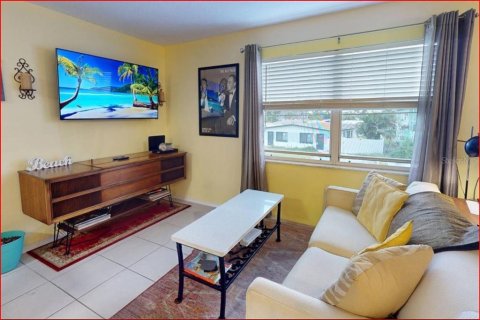 Condo in Treasure Island, Florida, 1 bedroom № 2206504 - photo 10