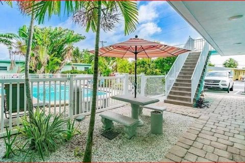Condo in Treasure Island, Florida, 1 bedroom № 2206504 - photo 17