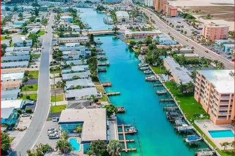 Condo in Treasure Island, Florida, 1 bedroom № 2206504 - photo 5
