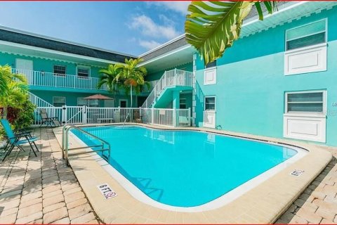 Condo in Treasure Island, Florida, 1 bedroom № 2206504 - photo 16