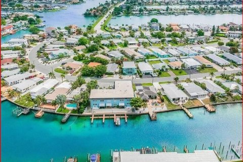 Condo in Treasure Island, Florida, 1 bedroom № 2206504 - photo 4