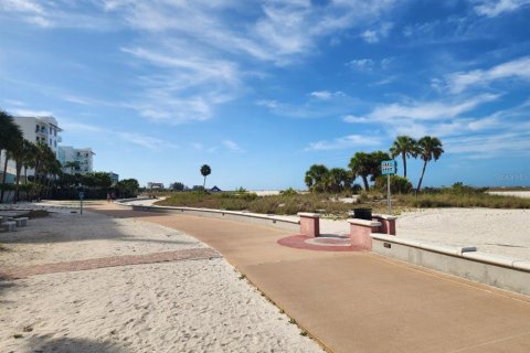Condo in Treasure Island, Florida, 1 bedroom № 2206504 - photo 21