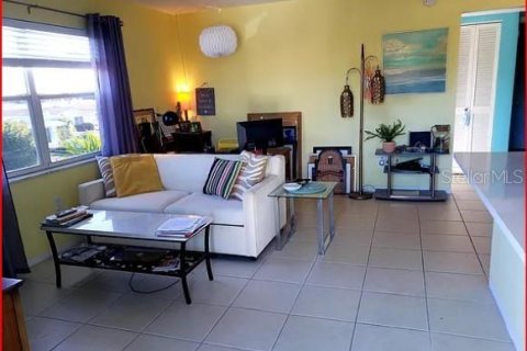Condo in Treasure Island, Florida, 1 bedroom № 2206504 - photo 11