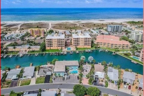 Condo in Treasure Island, Florida, 1 bedroom № 2206504 - photo 2