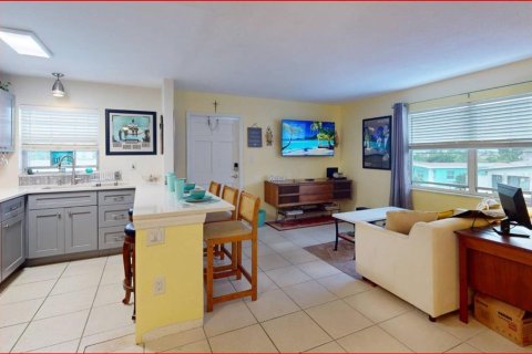 Condo in Treasure Island, Florida, 1 bedroom № 2206504 - photo 7