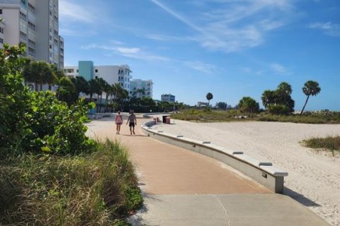 Condo in Treasure Island, Florida, 1 bedroom № 2206504 - photo 23