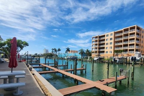 Condo in Treasure Island, Florida, 1 bedroom № 2206504 - photo 18