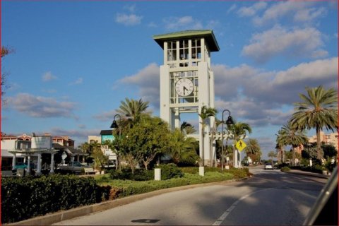 Condo in Treasure Island, Florida, 1 bedroom № 2206504 - photo 29