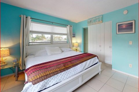 Condo in Treasure Island, Florida, 1 bedroom № 2206504 - photo 13