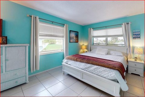 Condo in Treasure Island, Florida, 1 bedroom № 2206504 - photo 12