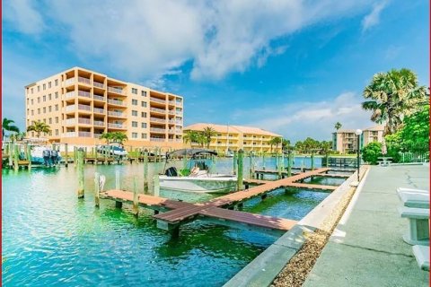Condo in Treasure Island, Florida, 1 bedroom № 2206504 - photo 19