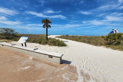 Condo in Treasure Island, Florida, 1 bedroom № 2206504 - photo 22
