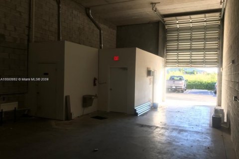 Propiedad comercial en alquiler en Miami, Florida № 1217691 - foto 1