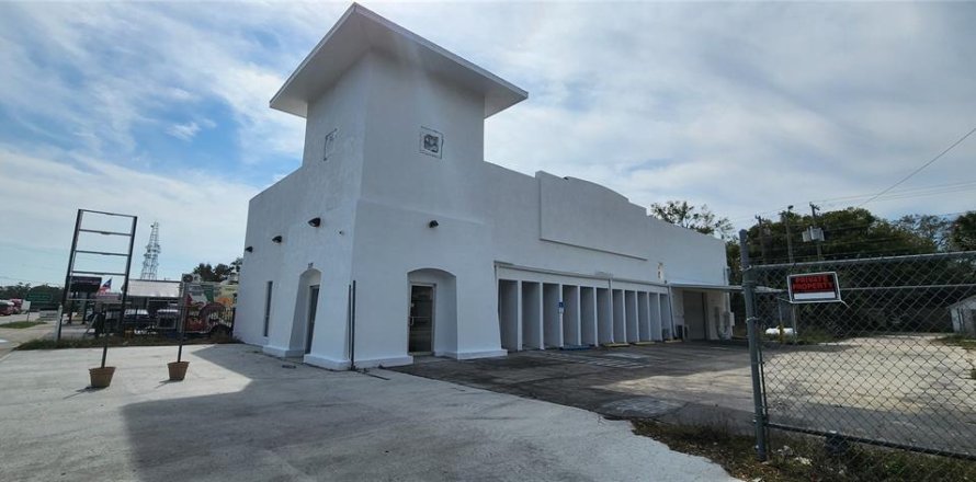 Commercial property in Zephyrhills, Florida 368.26 sq.m. № 1771900
